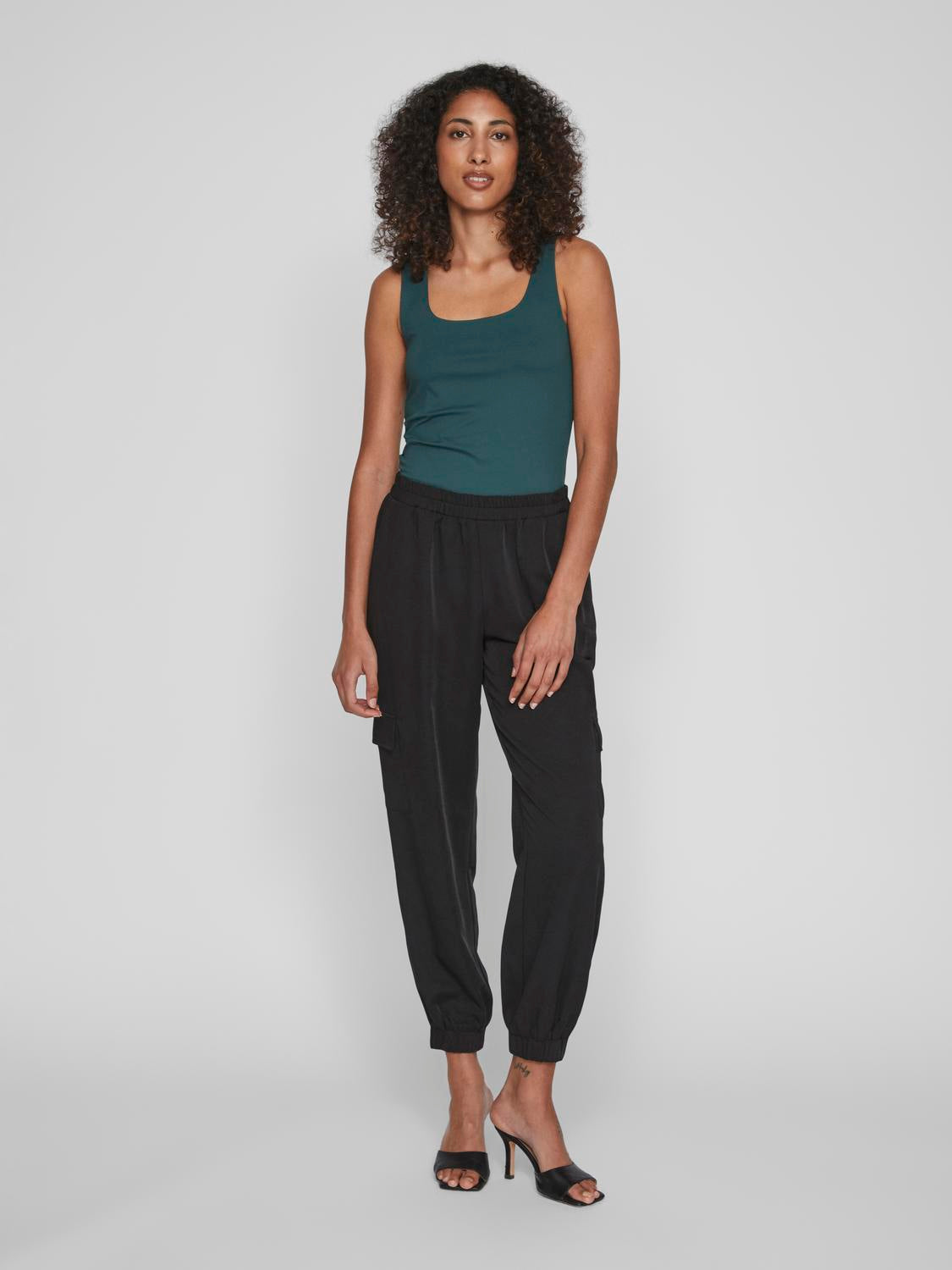 model_shot-front_full